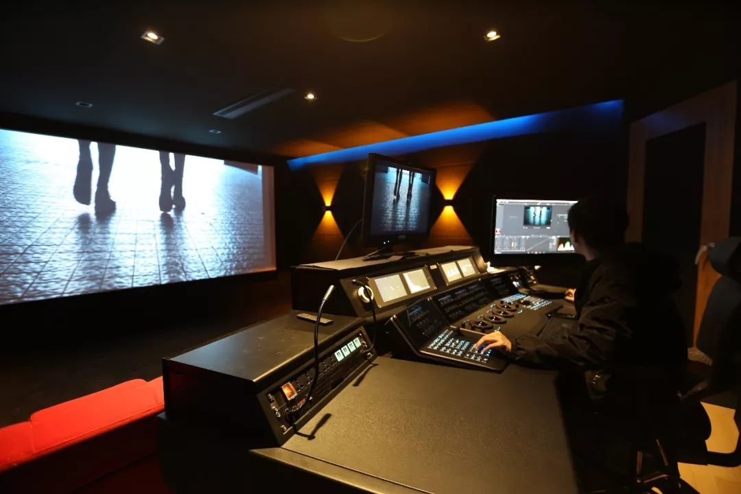 RGBworks Studio 以DaVinci Resolve及專業(yè)調(diào)色臺(tái)為核心，打造高端調(diào)色系統(tǒng)與電影制作生態(tài)